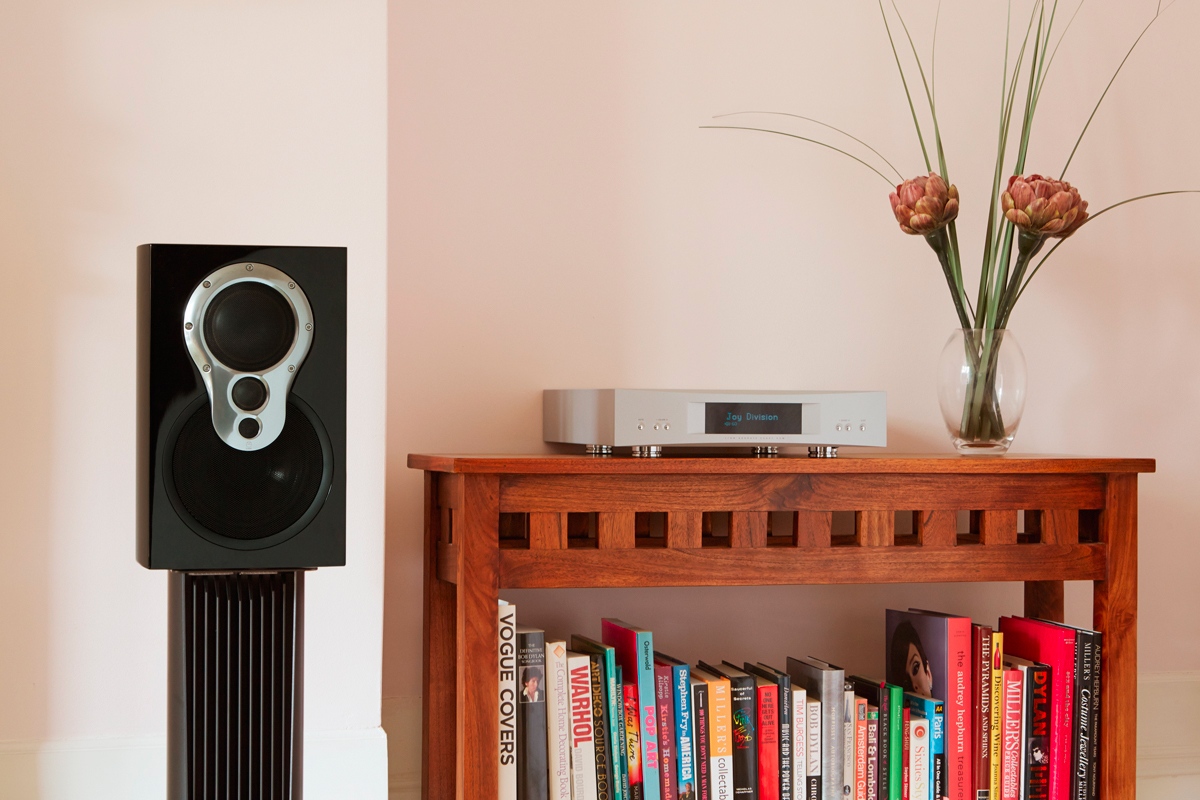 Sitting room with speaker on a stand
